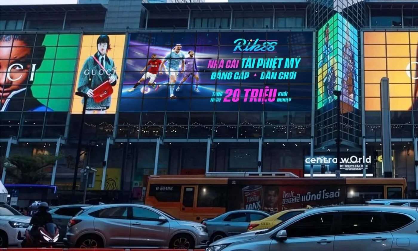 Hình ảnh Rik88 giữa khu Central World sầm uất đang khiến dư luận chia thành nhiều luồng ý kiến.